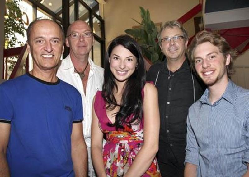 À l'occasion de la sortie du film <em>Sur le rythme</em> dans lequel l'actrice maskoutaine Mylène St-Sauveur tient le premier rôle, la famille et les amis de cette dernière s'étaient réunis à la salle La Châtelaine pour célébrer ce bel événement. Par la même occasion, les gens rassemblés ont pu souligner la sortie prochaine du court métrage <em>Un fils</em> dans lequel le frère de Mylène, Jasmin St-Sauveur, incarne un jeune suicidaire qui se raconte à un psychologue (Sébastien Huberdeau). Ce fil