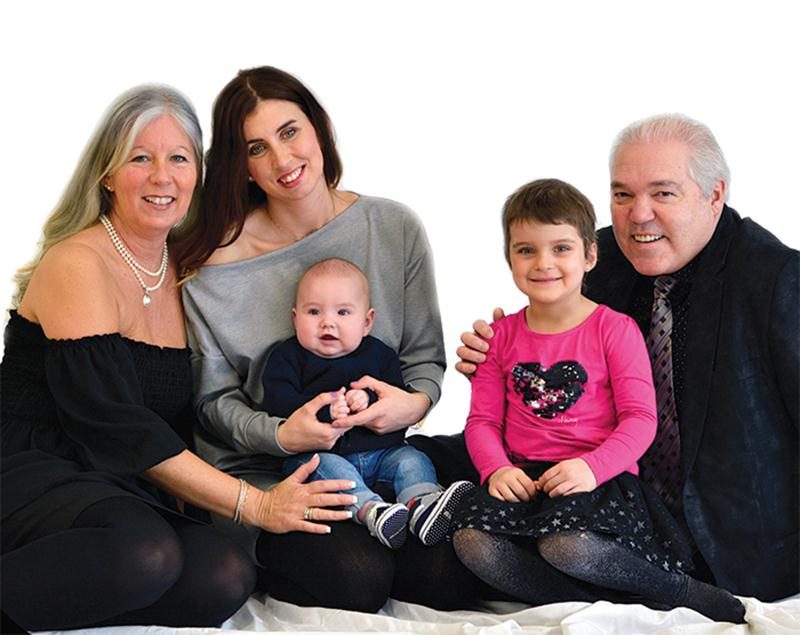 Léonie Girard, jeune porte-parole et membre de Leucan, pose en compagnie de la famille propriétaire de la Bijouterie Burelle, Guylaine Blain, Monika Bonneau, Louka Descormiers et Michel Charbonneau, famille présidente d’honneur du Défi têtes rasées Leucan pour la région de Saint-Hyacinthe.