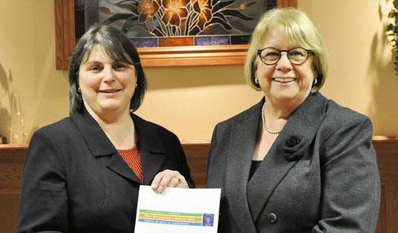 Raymonde Plamondon, maire de Saint-Valérien-de-Milton et Francine Morin, préfet de la MRC Les Maskoutains et maire de Saint-Bernard-de-Michaudville, invitent la population à soumettre des candidatures au Prix Distinction-Famille 2012.