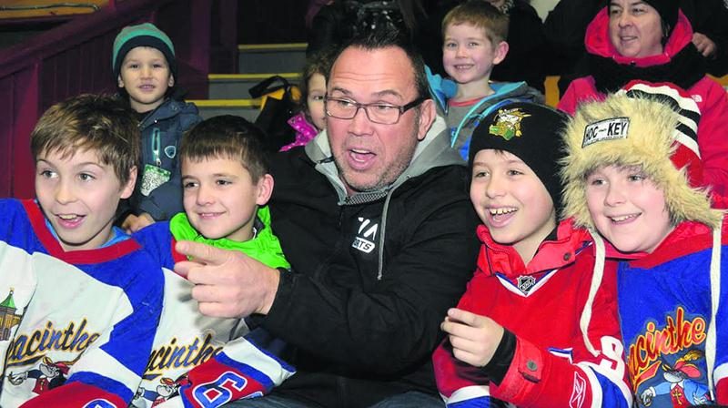 L’animateur de TVA Sports Dave Morissette a participé à l’activité de la Commission scolaire de Saint-Hyacinthe en venant encourager les Gaulois d’Antoine-Girouard AA avec les élèves des écoles Sacré-Coeur et Fadette vendredi après-midi. Photo Robert Gosselin | Le Courrier ©