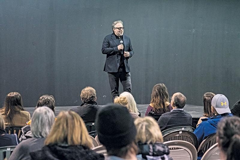 Une centaine de curieux ont assisté à la conférence donnée par l’homme d’affaires Alexandre Taillefer le samedi après-midi. Plusieurs ont eu l’occasion de faire dédicacer un exemplaire de Lettres à une jeune entrepreneure après qu’il ait répondu à quelques questions au Local Découverte. Les entrevues littéraires avec Alex Perron et Serge Bouchard ont également connu un franc succès. Photo Martin Lacasse