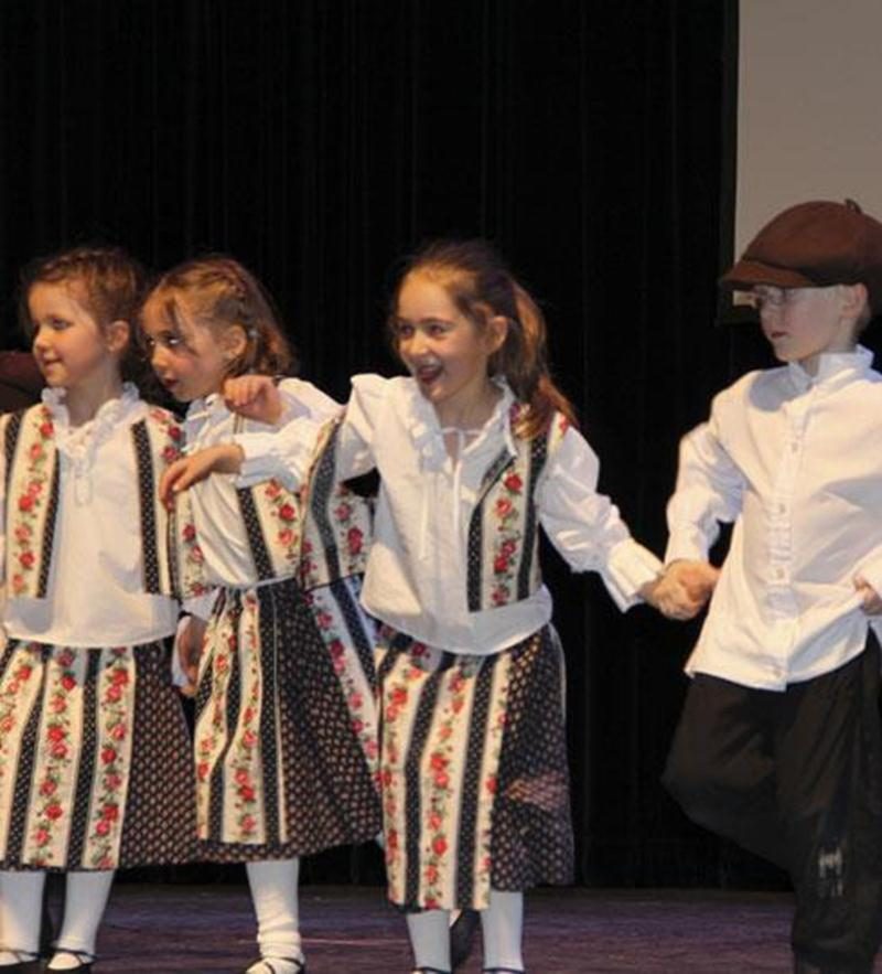 Les écoles de danse folklorique Les Chamaniers présentent leur spectacle de Noël le samedi 14 décembre, dès 10 h, à la salle Gadbois du Centre culturel (800, rue Turcot). Entrée 2 $. Infos : 450 252-9309 ou 450 774-9859.