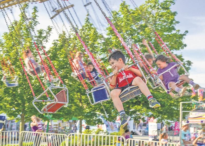 La présence de 25 manèges sur le site de l’Expo demeure un attrait pour les familles.   Photo François Larivière | Le Courrier ©