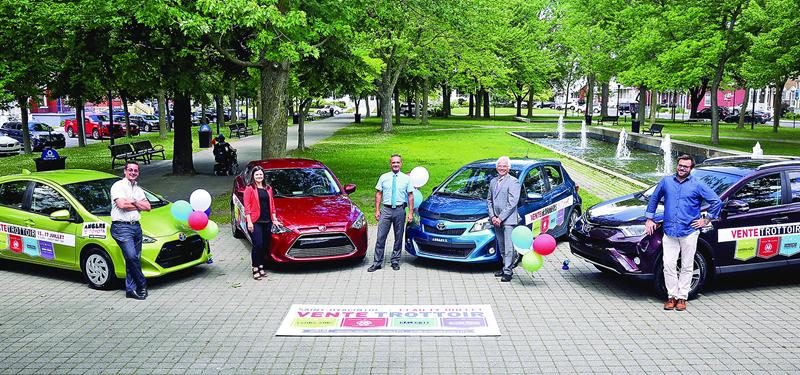 Simon Cusson, de la SDC centre-ville; Émilie Carisse, du M Rendez-Vous Marchands; Daniel Girard, d’Angers Toyota, partenaire de l’événement; André Brochu, des Galeries St-Hyacinthe; et Claude Rainville, de Saint-Hyacinthe Technopole. Photo Robert Gosselin | Le Courrier ©