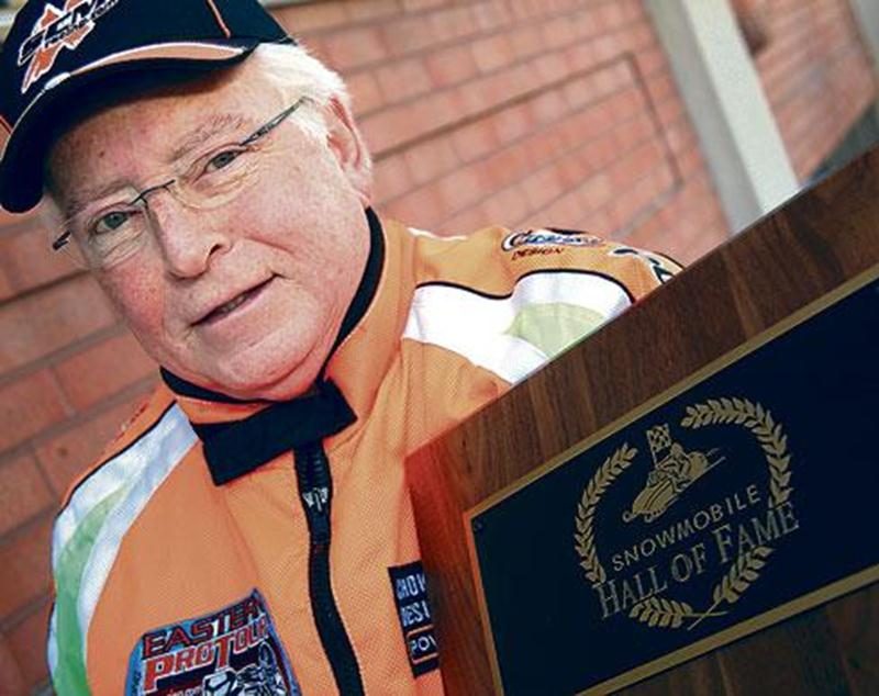 Marcel Fontaine pose fièrement avec la plaque qu'on lui a remise lors de son intronisation au Temple de la renommée de la motoneige, le 18 février.
