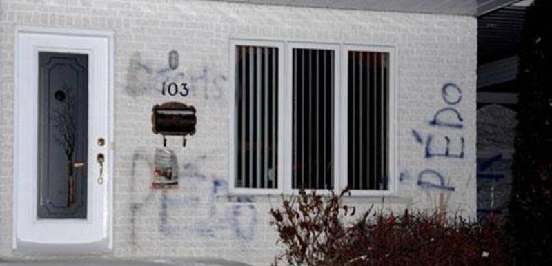 Des graffitis haineux sont apparus sur les murs de la résidence de Réal Savard, qui ne l'habite plus.