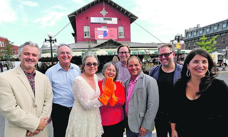 Marcel Blouin, codirecteur d’Expression, Jean-Marie Pelletier, président d’Expression, Céline Mayrand et Sylvie Tourangeau, commissaires d’Orange, Benoit Chartier, Stéphane La Roche, président-directeur général du CALQ, Alexandre Taillefer et Véronique Grenier, codirectrice d’Expression, étaient tous présents pour lancer la 5e édition d’Orange. Photo Robert Gosselin | Le Courrier ©