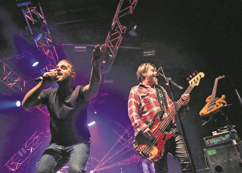 La présence de la formation musicale La Chicane en clôture de l’Expo a attiré de nombreux visiteurs. Sur la photo, le chanteur Boom Desjardins est accompagné par le bassiste Éric Maheu. Photo Robert Gosselin | Le Courrier ©