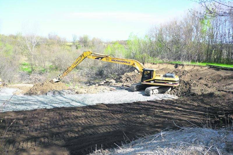 Au cours des cinq dernières années, pas moins de 15 millions $ auront été investis pour stabiliser les berges de la rivière Salvail par l’adoucissement des talus et de l’empierrement à leur base. Photo municipalité de Saint-Jude