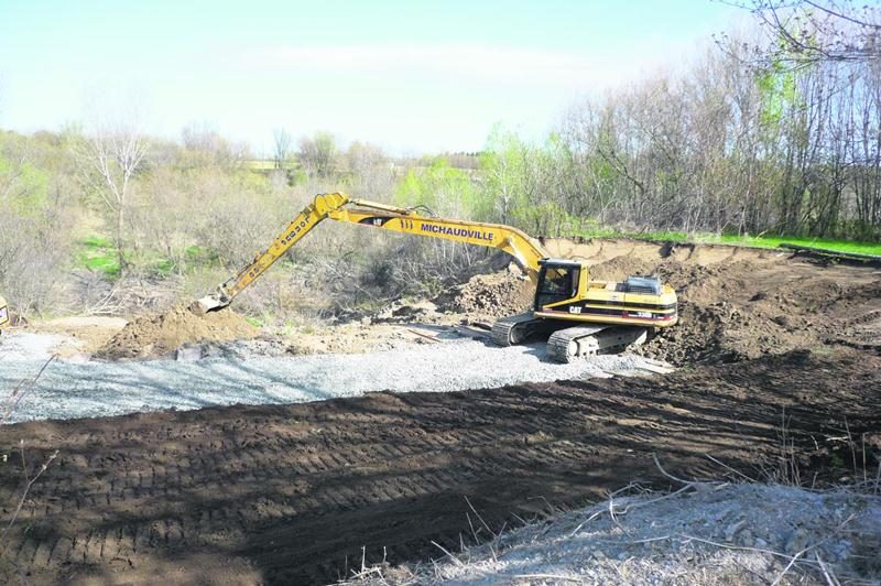 Au cours des cinq dernières années, pas moins de 15 millions $ auront été investis pour stabiliser les berges de la rivière Salvail par l’adoucissement des talus et de l’empierrement à leur base. Photo municipalité de Saint-Jude