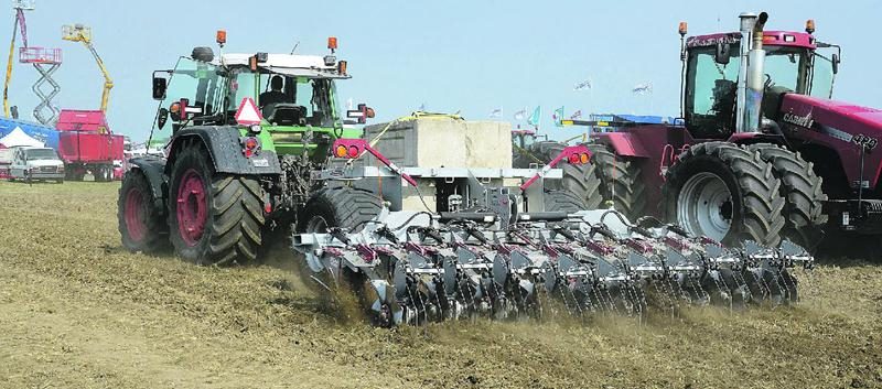 Les roues en étoiles robustes de cet équipement agricole permettent de décompacter les sols jusqu’à 12 pouces de profondeur, tout en gardant la matière organique en surface.  Photo François Larivière | Le Courrier ©