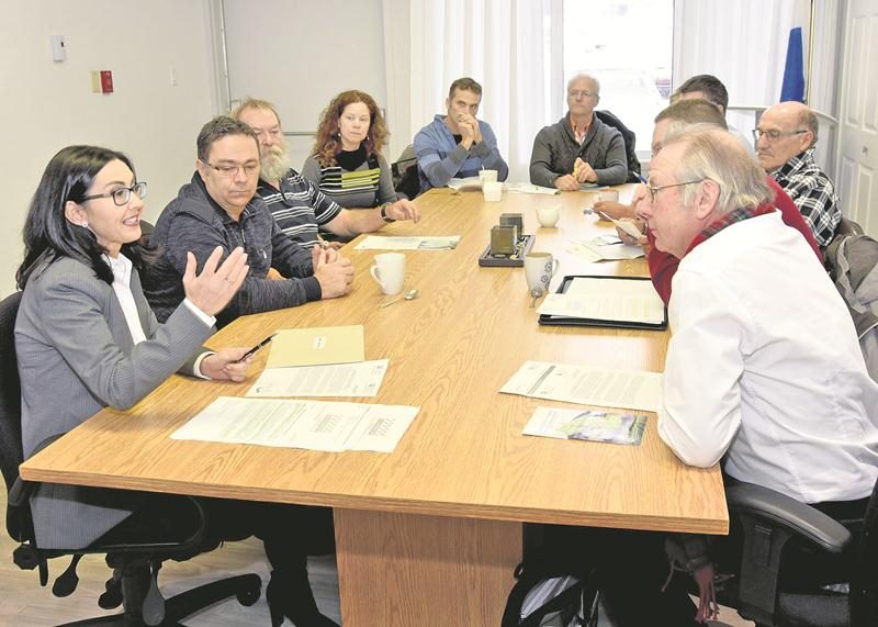 Des producteurs agricoles sont venus rencontrer la députée de Saint-Hyacinthe, Chantal Soucy pour obtenir son appui dans le dossier de réforme du programme de crédit de taxes foncières agricoles. Sur la photo, au premier plan, la députée caquiste Chantal Soucy et Mario Dupont, président du syndicat de l’UPA des Maskoutains Nord-Est. Photo François Larivière | Le Courrier ©