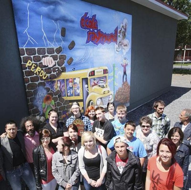 Pour favoriser le sentiment d'appartenance des élèves de l'école Raymond et contrer le décrochage scolaire, une murale de 12 pieds par 16 pieds a été réalisée sur un mur extérieur de la bâtisse. À l'initiative de Philippe Laprade, intervenant en toxicomanie à l'école Raymond, le projet <em>Murale par et pour les jeunes</em> a réuni 43 jeunes. Ces derniers ont travaillé de concert avec les artistes-peintres de la région Victor Varacalli et Joëlle Thébault pour la réalisation de la fresque.