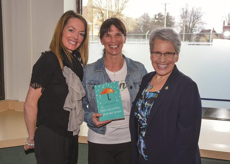 Marie-Ève Paris de la boutique M&V amie Lolë, Denise St-Pierre du Centre ADN et Brigitte Sansoucy, députée de Saint-Hyacinthe-Bagot, lors de l’annonce de l’activité.   Photo François Larivière | Le Courrier ©