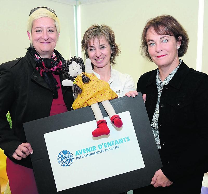 Dans l’ordre habituel : Nathalie Bigras, chercheuse à l’UQAM, Lise Tétreau, enseignante et responsable de la Halte-garderie, Julie Meloche, directrice Partenariats et innovation pour Avenir d’enfants et Lily, la marionnette qui a soulevé les éclats de rire dans la foule lors de l’annonce.  Photo François Larivière | Le Courrier ©