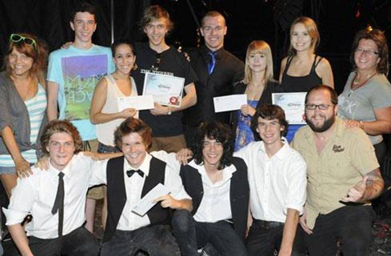 Les gagnants de la finale régionale du concours Jeunes Talents — Bêtes de scène en compagnie des juges lors de la remise des prix.