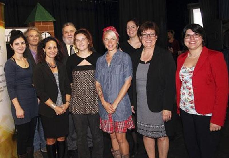 De gauche à droite : Stéphanie Blouin-Bérard, Guy Picard, Patricia Gendron et Émilie Gosselin, professeurs à l'école Casavant ayant piloté le projet <em>Moi, ma ville...</em>, avec Sylvain Fugère, directeur de l'école; Brigitte Boisjoli, porte-parole de <em>La culture à l'école</em>; Laurence Saint-Denis, représentante du ministère de la Culture et des Communications; Hélène Leblanc, directrice des services pédagogiques du Collège Saint-Maurice; Véronique Robert, représentante du ministère de l'