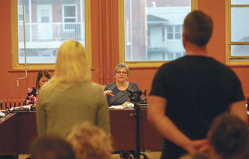 Après le conseil municipal, des parents du quartier Douville se sont déplacés au conseil des commissaires pour exprimer leurs préoccupations sur l’emplacement de la future école primaire maskoutaine.