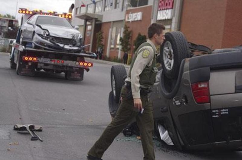 Deux véhicules ont été impliqués dans une violente et spectaculaire collision vers midi hier dans le stationnement des Galeries Saint-Hyacinthe. Un véhicule utilitaire sport s'est retrouvé sur le toit après être entré en collision avec une autre voiture circulant dans l'espace de stationnement. Selon les premières observations, la conductrice du VUS circulait trop rapidement et n'aurait pas aperçu l'autre véhicule sortir d'une allée. Les pinces de désincarcération ont été nécessaires pour extirp