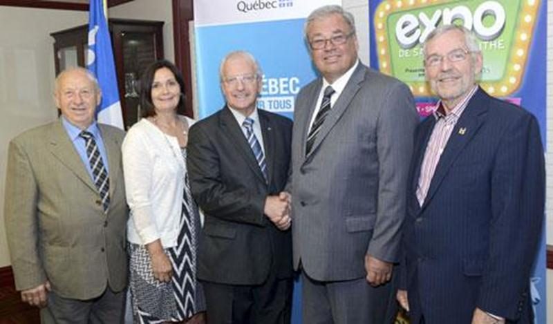 Dans l'ordre habituel, Normand Fontaine, vice-président de la Société d'agriculture de Saint-Hyacinthe; Hélène Drapeau, présidente du Temple de la renommée de l'agriculture du Québec; Émilien Pelletier, député de Saint-Hyacinthe; Robert Robert junior, président de la Société d'agriculture de Saint-Hyacinthe et le maire Claude Bernier.