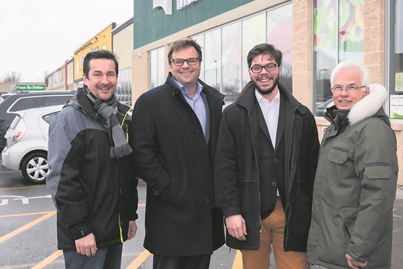 Le directeur du développement commercial de Saint-Hyacinthe Technopole, Claude Rainville, et Cédric Meunier, agent de développement commercial, entourés du directeur général de la Société de développement commercial centre-ville Saint-Hyacinthe (SDC), Simon Cusson, et du directeur général des Galeries St-Hyacinthe, André Brochu. Photo Patrick Roger