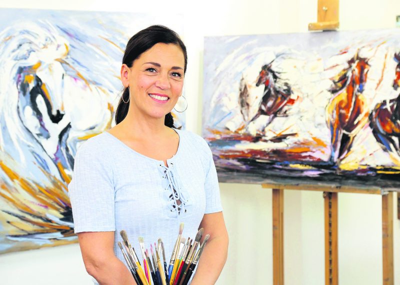 Manon Tétreault travaille sur une série sur les chevaux en vue d’un symposium à Bromont et prépare la fermeture de sa galerie durant le mois de septembre. Photo Robert Gosselin | Le Courrier ©