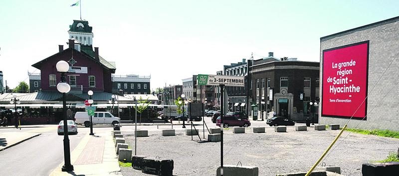 Le terrain qui se trouve au coin des Cascades et St-Denis est devenu vacant après un incendie, il y a 14 ans. Photo François Larivière | Le Courrier ©