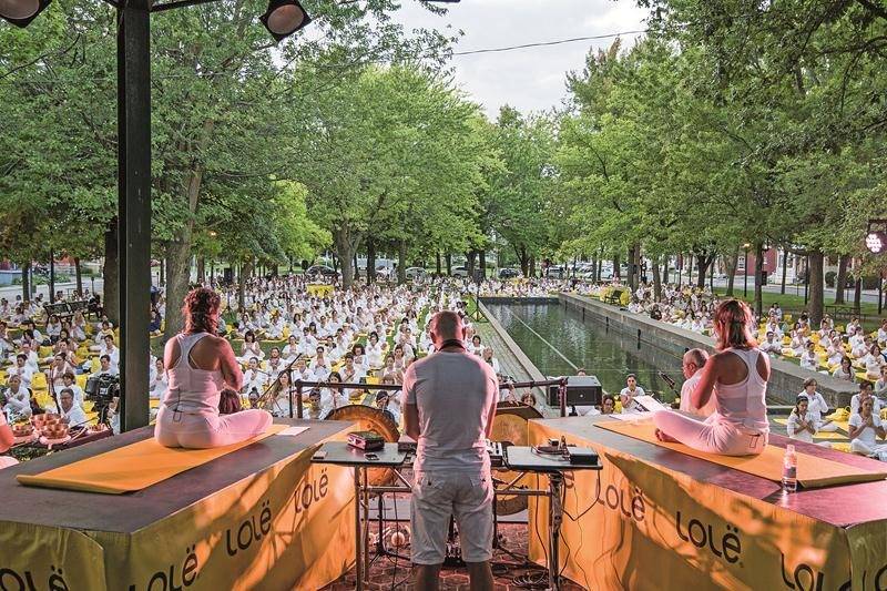 La séance de yoga qui durait plus d’une heure dans le parc Casimir-Dessaulles était animée par les professeurs Émilie Coué et Perrine Marais. Le tout était accompagné de musique en direct avec un DJ. Plus de 800 personnes toutes vêtues de blanc ont participé à cette séance unique au coucher du soleil.