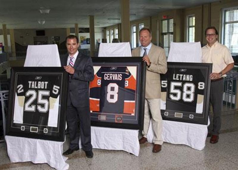 Grâce à l'appui et à la générosité du Courrier de Saint-Hyacinthe, de Sylvestre et associés et du Groupe Robin, des chandails autographiés des anciens étudiants du Collège Antoine-Girouard ayant accédé à la Ligue nationale de hockey ornent désormais les murs du vénérable collège. Ces pièces de collection ont toutes été acquises au cours des trois dernières années lors de l'Omnium Gervais-Talbot. On reconnaît dans l'ordre : Jonathan Robin, l'avocat Jacques Sylvestre Jr ainsi que Benoit Chartier,