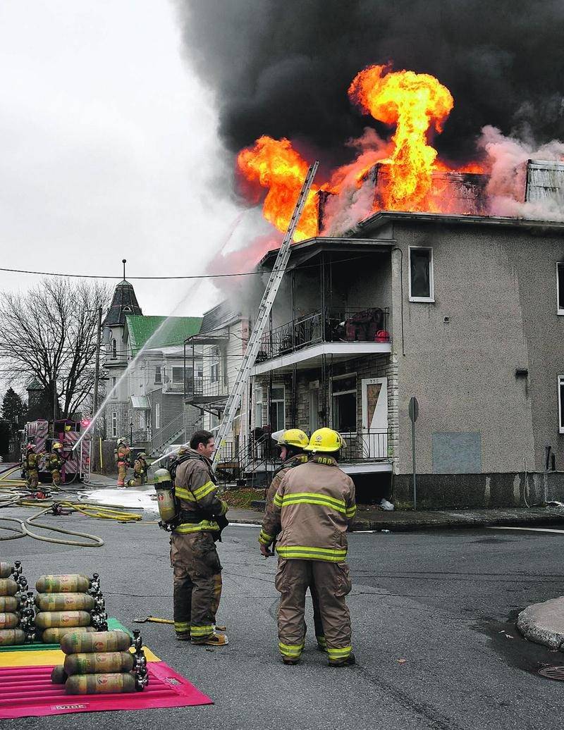 Les flammes se sont rapidement propagées à la structure de l’immeuble à logement. Photo François Larivière | Le Courrier ©