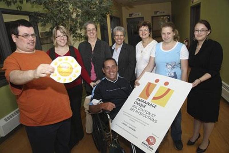 Jacques Julien, vice-président de l'organisme; Dominique Racicot, coordonnatrice des communications Centraide Richelieu-Yamaska; Élise Simard, représentante du député Émilien Pelletier; Brigitte Sansoucy, représentante de la députée Marie-Claude Morin; Andrée Gauthier, Christine Beaudry et Richard Pelletier (à l'avant), membres de l'organisme et Chantale Lavallée, directrice.