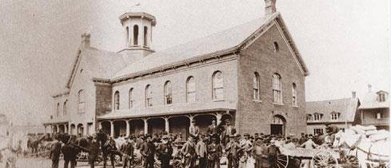 Le marché d’Acton Vale, construit en 1862 et démoli en 1947. La photo date de 1898.