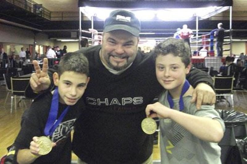 Des boxeurs de l'école Les Apprentis Champions et du Club de boxe de Saint-Hyacinthe ont pris part aux Gants d'argent, du 9 au 11 décembre, à Trois-Rivières. Pour les Apprentis Champions, Antoine Bernier a porté sa fiche à cinq victoires et un revers en l'emportant par forfait chez les 34 kg cadet. Son coéquipier Tommy Dussault a quant à lui décroché l'or chez les 48 kg cadet grâce à une victoire de 7-6 aux dépens d'Alec Lafond, du Club Super Forme. Dussault a déstabilisé son adversaire en boxan
