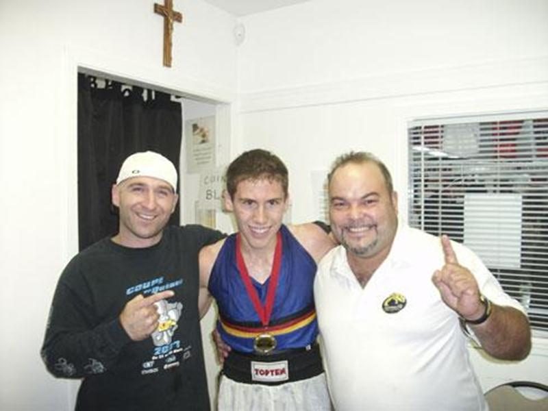 Le boxeur Samuel Lajoie (classe ouverte 56 kg junior), accompagné sur notre photo des entraîneurs Patrick Bergeron et Steve Choquette, a lancé la saison 2011 de l'École de boxe Les Apprentis Champions avec une victoire, le 1<sup>er</sup> octobre, à Joliette. Il a remporté une décision serrée des juges de 13 à 11 aux dépens d'Andy Miseschia, du Club Champion de Montréal. Une délégation de six pugilistes prendra une fois de plus cette année la route en direction de Chibougamau, le 15 octobre. Les