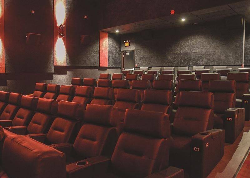 Les salles du Cinéma Saint-Hyacinthe ont été redécorées et disposent maintenant de fauteuils en cuir inclinables. Photo François Larivière | Le Courrier ©