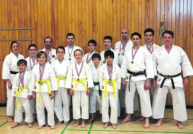 (À l’avant) Alexis Dionne, Simon Dionne, Vélina Ouellet, Laurimai Lafond, Ulysse Desmarais, Joey Hurtubise, Steven Rousseau, instructeur et Ricardo Ferro, instructeur en chef. (À l’arrière) Lucie Hébert, instructeur, Marie-Ange Gariépy, Éric Gariépy, Gabriel Desmarais, Benjamin Roy, Étienne Desmarais, Simon Roy et Marc-Antoine Dubuc, instructeur.
