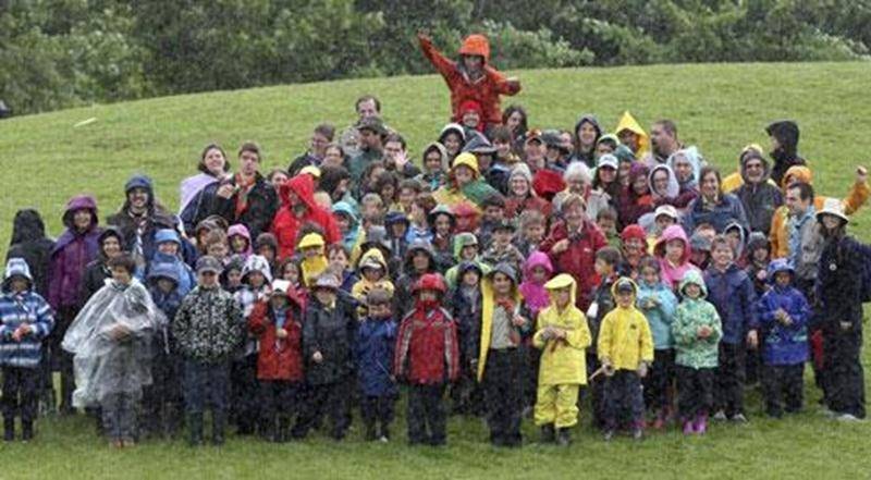 Le rallye castor de l’Association des Aventuriers Baden Powell s'est déroulé récemment au parc Les Salines de Saint-Hyacinthe et a réuni plus d'une centaine de jeunes castors de 7 et 8 ans, de partout au Québec sous le thème « Le monde de l'autre côté de l'arc-en-ciel ». Cette association pratique le scoutisme traditionnel depuis de nombreuses années.