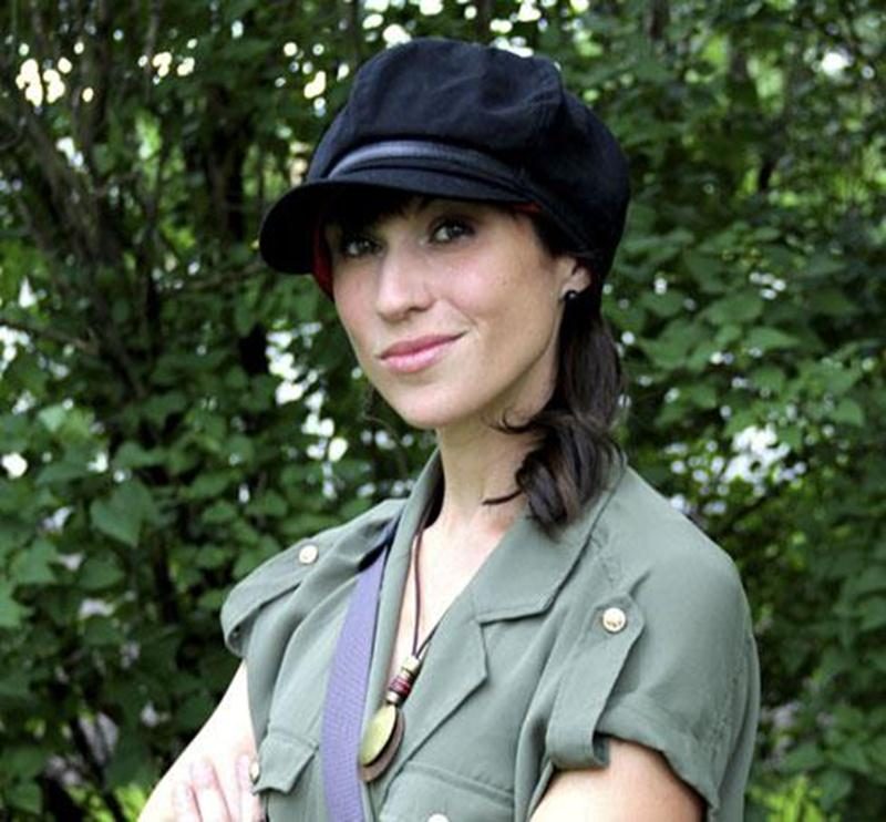 La chanteuse pour enfant Anne-Lise Nadeau, originaire de Saint-Damase, et son musicien Jean-François Munger, responsable des cinq premiers albums d'Annie Brocoli, présenteront le spectacle <em>Anne-Lune et le grand jeu Enviro-fruit</em> le samedi 16 novembre à 10 h 30. Ce spectacle d'histoires et de chansons pour les tout-petits aborde le thème de l'environnement afin d'encourager les plus jeunes à prendre autant soin de la nature que des gens qui les entourent. Ils invitent toute la famille à l