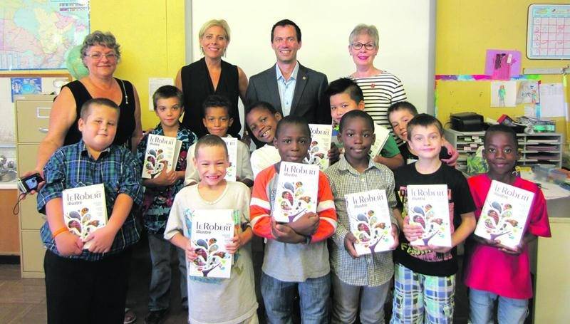 Sur la photo on aperçoit Pierre Dumaine et Louise Brouillette, du Club Rotary, qui ont remis des dictionnaires aux élèves de l’école Lafontaine.