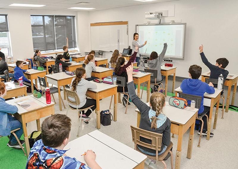 Puisque les plus vieux du primaire fréquentent l’immeuble Saint-Barnabé, ce facteur a été pris en compte dans la conception de l’école. « On voulait que ça soit comme une transition avec le secondaire », a expliqué la directrice en montrant par exemple les casiers installés dans les corridors. Photo François Larivière | Le Courrier ©