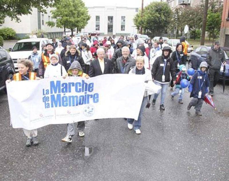 Même si Dame nature n’était pas au rendez-vous, la Marche de la Mémoire a attiré près de 200 marcheurs qui se sont réunis afin de soutenir la cause des personnes atteintes de la maladie d’Alzheimer et de leurs proches aidants.