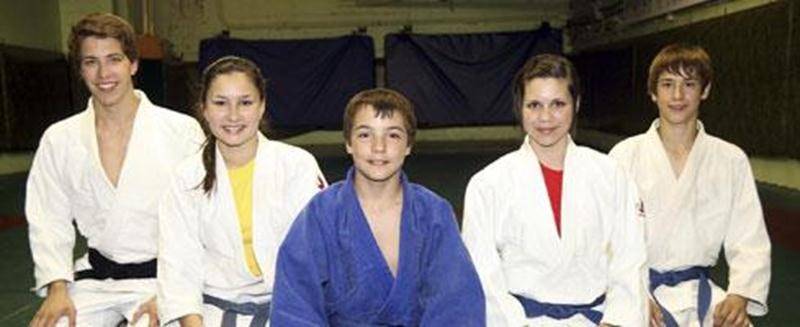 Une délégation de six judokas maskoutains sera aux championnats canadiens. De gauche à droite : Jérémie Poirier, Audrey Poirier, Marc-Antoine Morin, Sandrine Fournier et Émile Charbonneau. Absent sur la photo : Benjamin Daviau.
