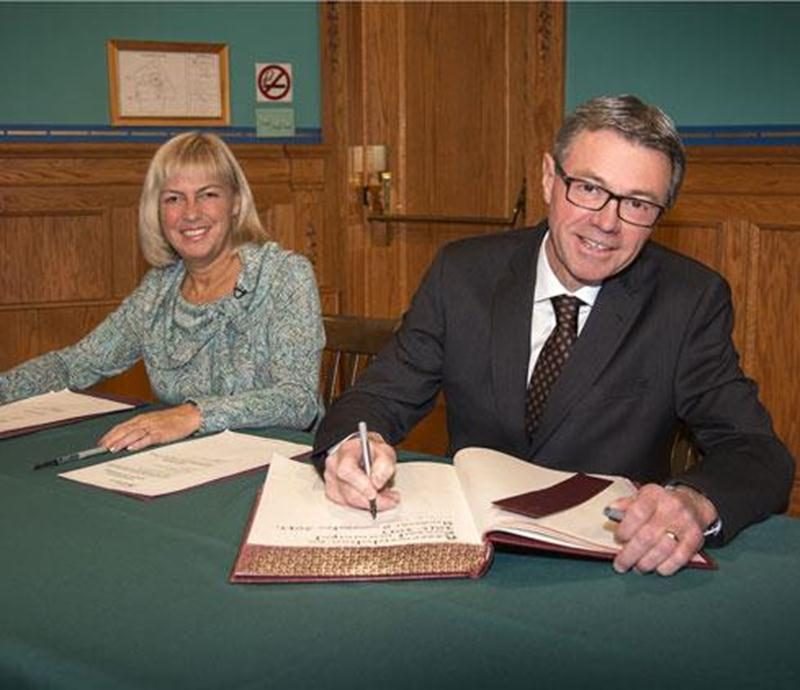 Le nouveau maire de Saint-Hyacinthe, Claude Corbeil signe le livre d'or de la municipalité lors de la cérémonie d'assermentation. À ses côtés, la greffière de la Ville, M e Hélène Beauchesne.