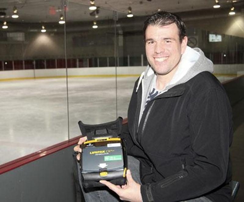 Le spectateur et chef aux opérations au Service des incendies de la Ville de Saint-Hyacinthe, Louis Dautrey, a joué les ambulanciers afin de secourir un arbitre victime d'un malaise cardiaque en plein match de hockey.