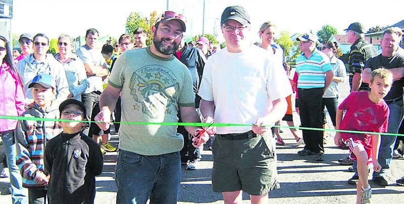 Lancement de la Marche 2013 au quartier Saint-Joseph par François Gaumond, 1er vice-président des Loisirs Saint-Joseph (à gauche) et Jean-François Chagnon, dirigeant au sein du conseil de surveillance de la Caisse Desjardins.