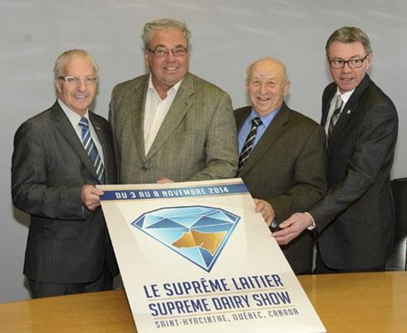 Sur la photo dans l'ordre habituel, Émilien Pelletier, député de Saint-Hyacinthe; Robert Robert jr, président de la Société d'agriculture de Saint-Hyacinthe; Normand Fontaine, président du Suprême laitier et Claude Corbeil, maire de Saint-Hyacinthe.