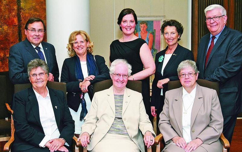 De gauche à droite (debout) : Guy Breton, recteur de l’Université de Montréal; Francine Ducharme, doyenne de la Faculté des sciences infirmières; Véronique Dubé, titulaire de la Chaire; Louise Roy, chancelière de l’Université de Montréal; et Gil Desautels, directeur général par intérim du BDRD. Assises : Soeur Claudette Robert, Supérieure générale Soeurs de Saint-Joseph de Saint-Hyacinthe; Soeur Jacqueline Saint-Yves, Supérieure générale Soeurs de la Charité de Montréal, « Soeurs Grises »; Soeur