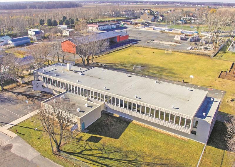 Le nouveau centre multisports de la municipalité de La Présentation sera mis en chantier au printemps derrière l’école primaire, au terme d’un échange de terrains avec la Commission scolaire rendu possible par l’acquisition, par la municipalité, de la propriété Laferté, dont on aperçoit un hangar (en rouge) et l’ancien magasin, tout au haut de la photo, en bordure de la rue Principale. Photo François Larivière | Le Courrier ©