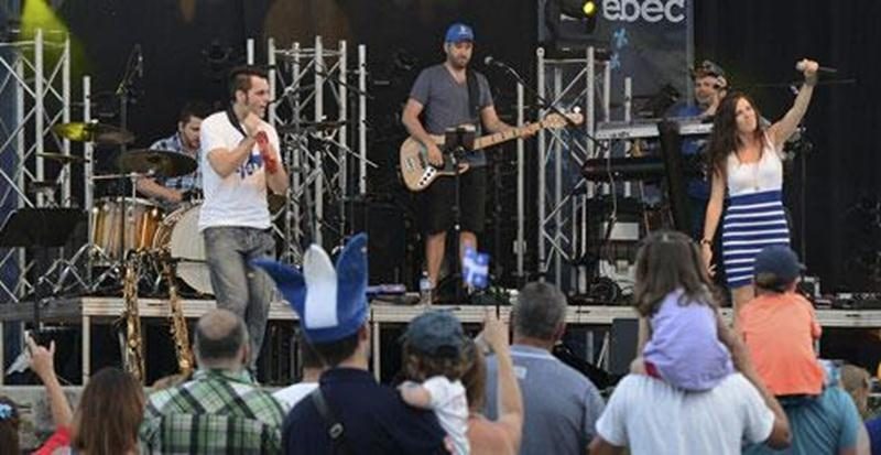 Les festivités de la Fête nationale se sont déroulées sans ennuis à Saint-Hyacinthe lundi soir. Par une belle soirée étoilée, le groupe Karma a accompagné les spectateurs réunis dans le stationnement du Centre des arts Juliette-Lassonde, arborant pour l'occasion leurs vêtements aux couleurs du Québec et affichant le Fleur de Lys. Aucun incident majeur n'a été rapporté par les autorités, si ce n'est qu'un incendie mineur qui se serait déclaré de façon accidentelle dans un logement de la rue Saint