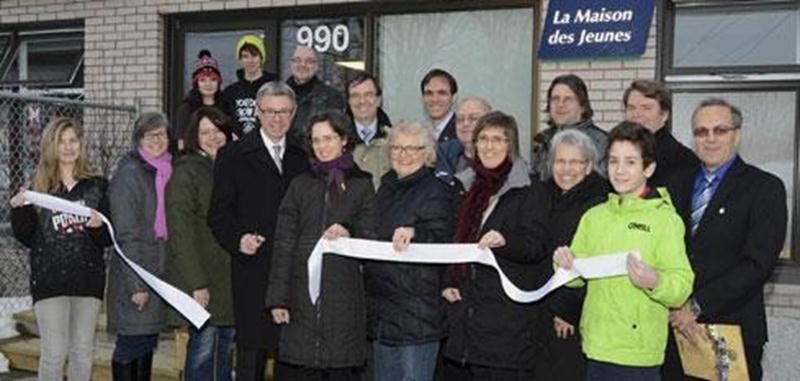 Le maire de Saint-Hyacinthe, Claude Corbeil, était bien entouré pour couper le ruban à l'inauguration de la Maison des Jeunes de Saint-Hyacinthe, nouvelle version.